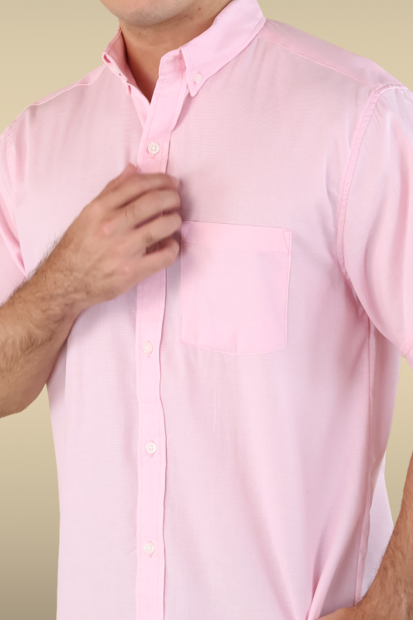 Camisa Rosada Manga Corta Hombre Corte Regular con Cuello Americano y Bolsa